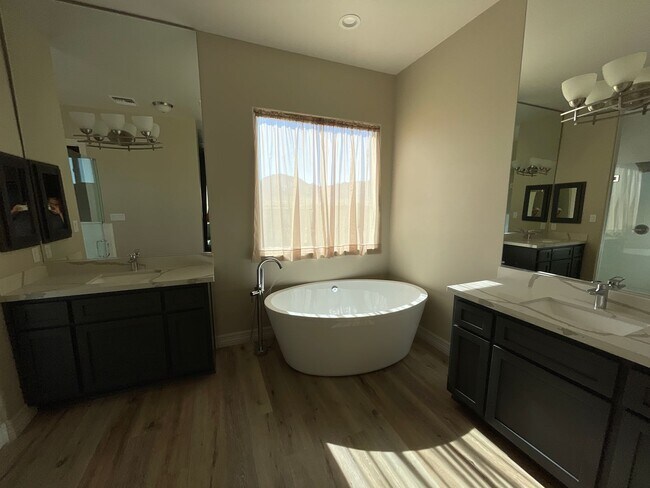 Building Photo - Gorgeous Ravines Home