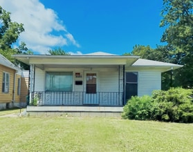 Building Photo - 2 Bed | 1 Bath | Detached 2-Car Garage