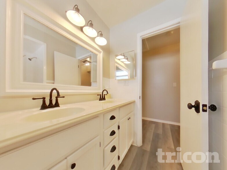 Building Photo - 243 E Bay Ave