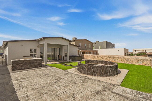 Building Photo - 4 bedroom with outdoor kitchen, fully landscaped in 79928