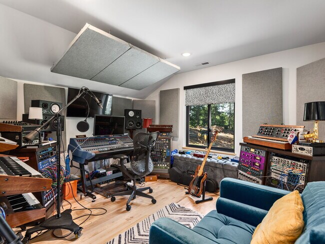 Building Photo - Creek Side *Unfurnished