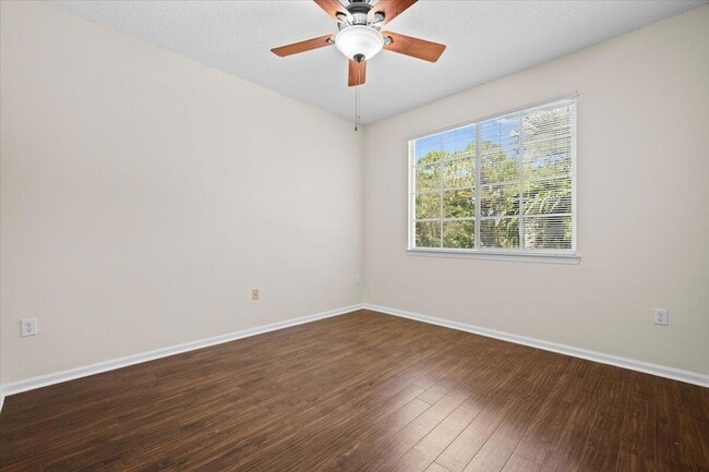 Building Photo - 6203 Myrtlewood Cir W