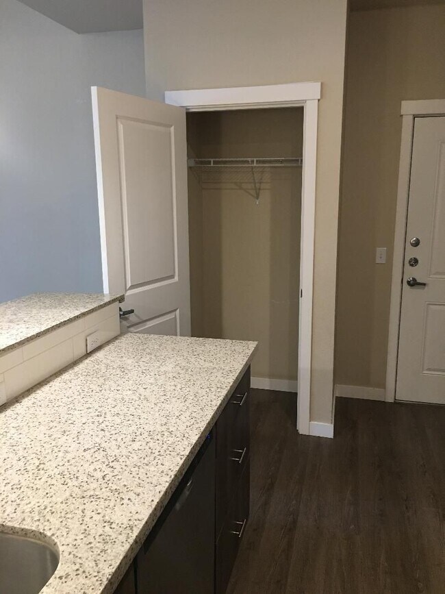 Building Photo - Spacious 3 Bedroom 2 bath!