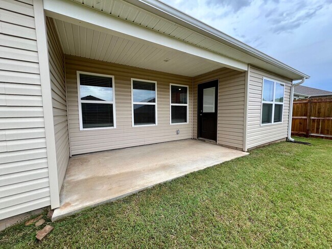 Building Photo - 8109 Dogwood Dr
