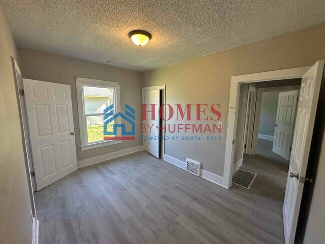 Building Photo - Two Bedroom House | Move in Ready | Deposi...