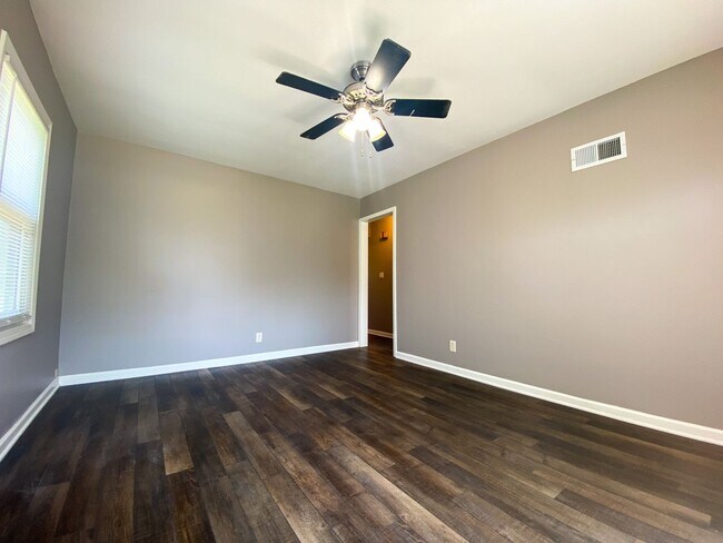 Building Photo - 2 Bedroom Single Family