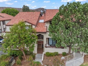 Building Photo - "Charming 2-Bed, 2-Bath Condo Retreat in S...