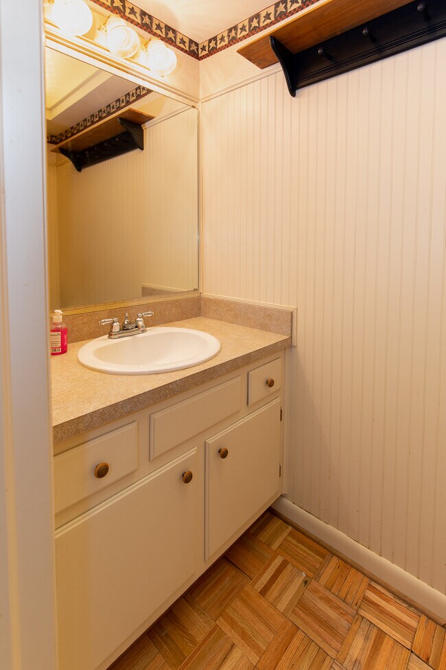 Downstairs 1/2 bath - 8508 Canterbury Sq E