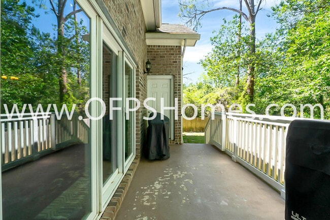 Building Photo - 712 Cypress Dr