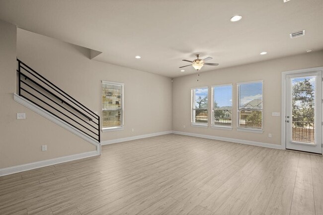 Building Photo - 709 Pinnacle View Dr