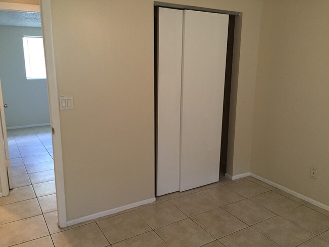 Building Photo - Spacious 2br/1ba duplex near USF