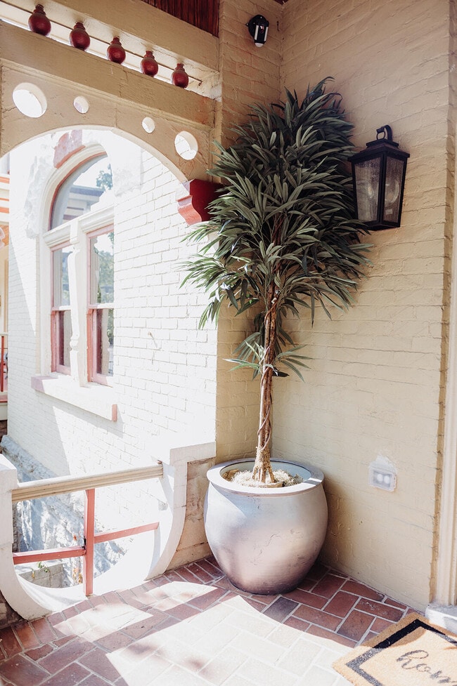 Building Photo - 275 S Limestone