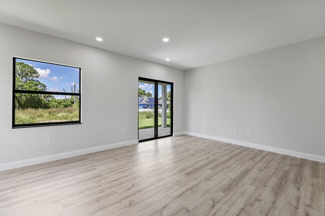 Building Photo - 556 Sherwood Ave S