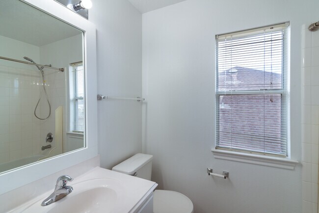 Building Photo - 2707 Troy Dr