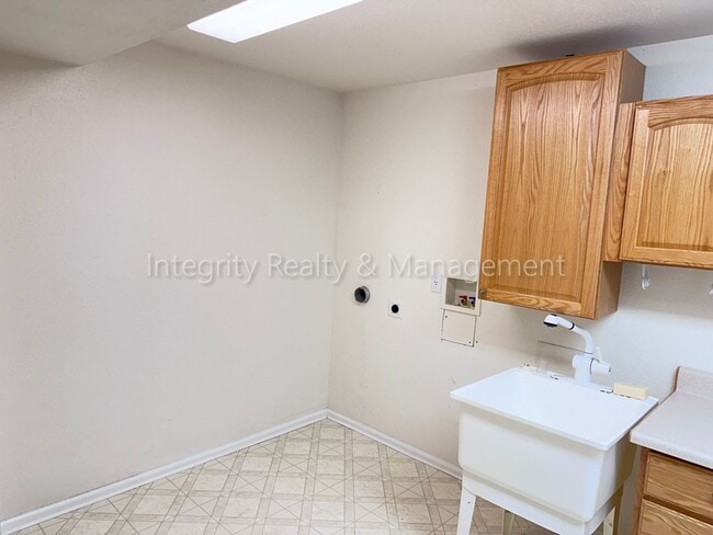 Building Photo - 1041 W Laurenwood Ln