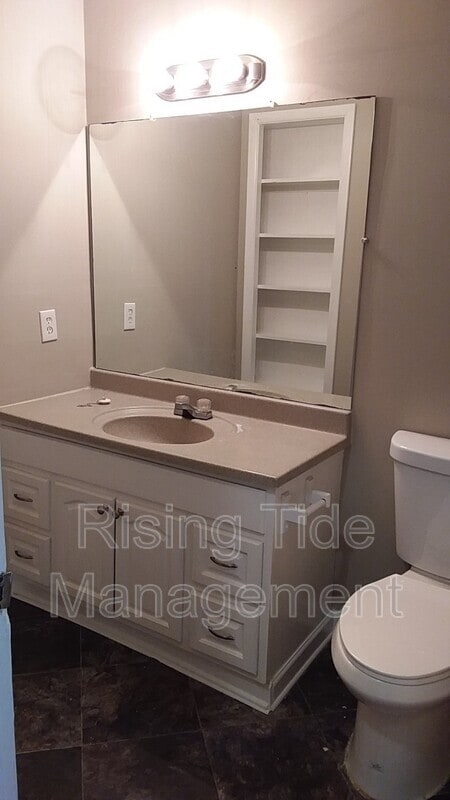 Building Photo - 8905 Valley Hill Dr