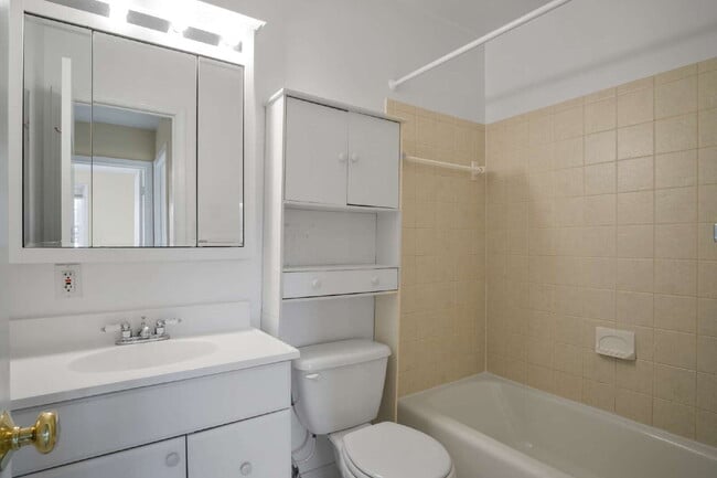 Building Photo - Charming Townhouse: Your New Home Awaits!