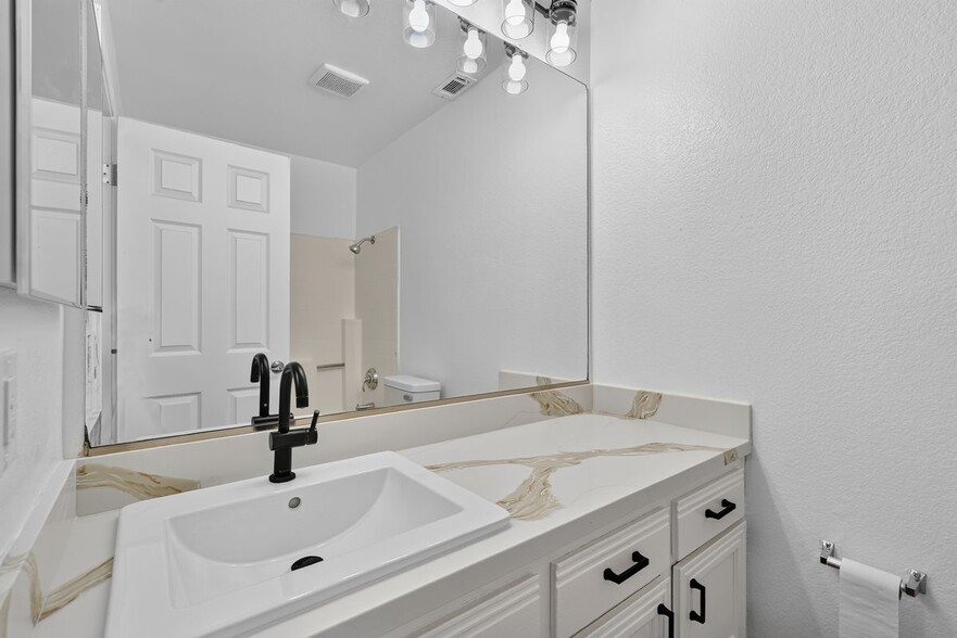 Building Photo - 23175 Canyon Pines Pl