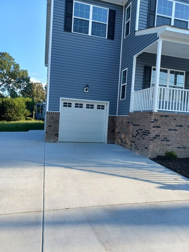 Building Photo - Newly Constructed 5 Bedroom Home in Hampton