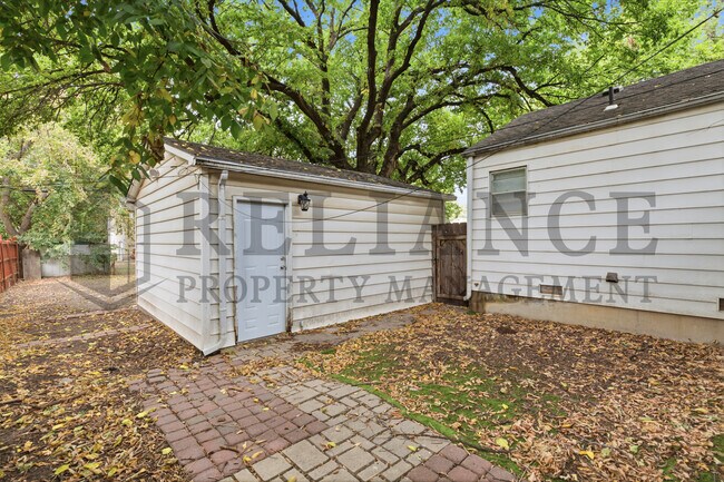 Building Photo - 703 S Grove Dr