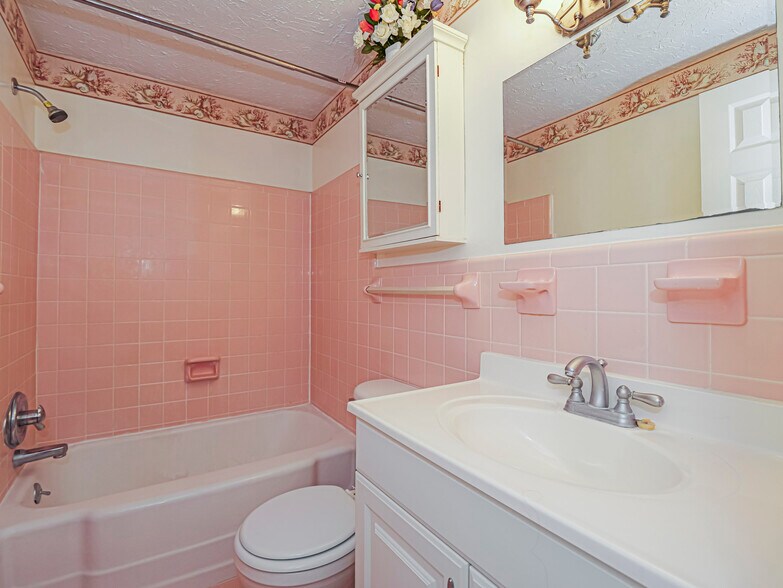 Building Photo - 677 Royal Palm Blvd