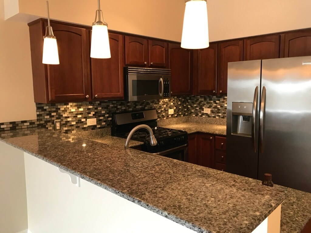 Kitchen - 405 S Creekside Dr