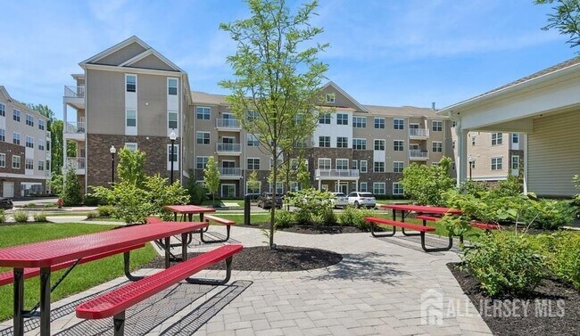 Building Photo - 727 Lorhan Dr