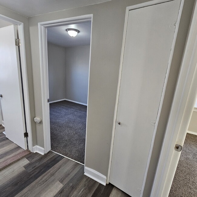 Building Photo - 3 Bedroom, 1 Bath Ranch w/ Fresh Updates Throughout. Spacious Living Room w/ New Laminate Floorin...