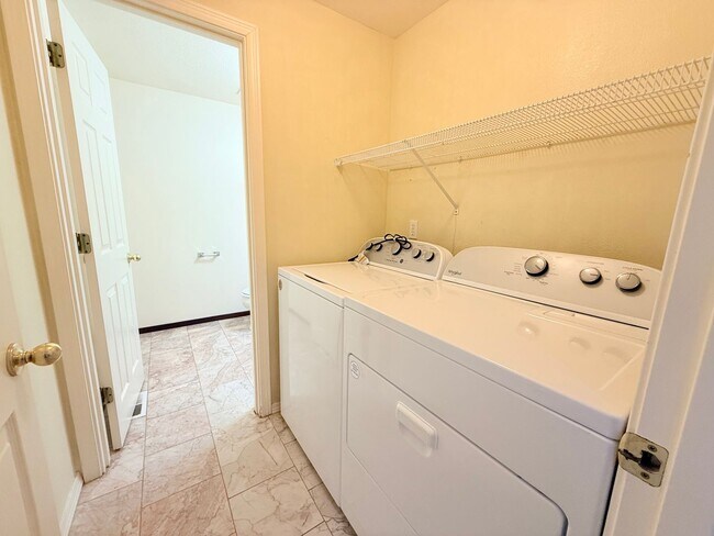 Building Photo - Beautiful 3 Bedroom Beaverton Home with New Carpet and Large Fenced in Backyard!