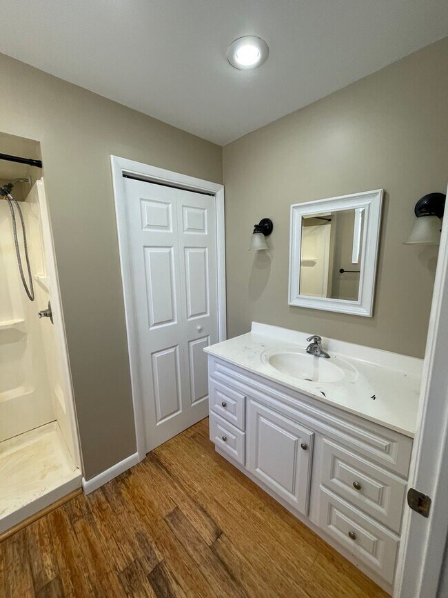 Building Photo - MOVE IN READY - Vinton Neighborhood