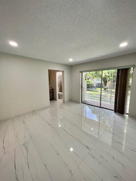 Building Photo - 5140 SW 40th Ave