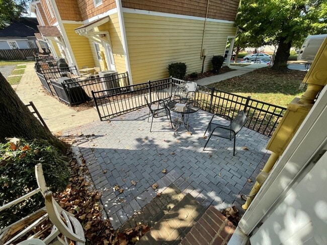 Building Photo - End Unit Townhome in Elizabeth/Plaza Midwood Area! ***50% discount for the first full month with ...