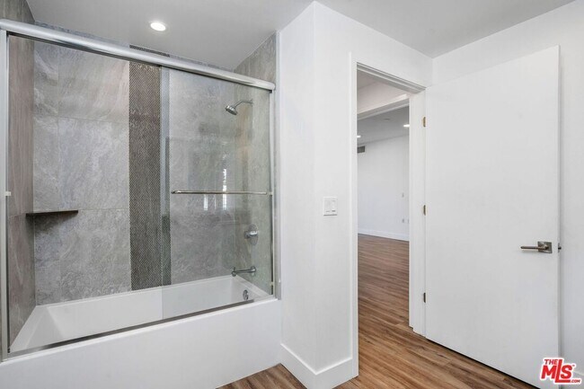 Building Photo - 453 S Kenmore Ave