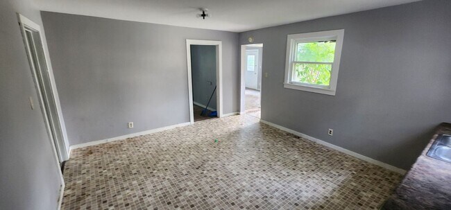 Building Photo - Charming 4 Bedroom House on Briant St