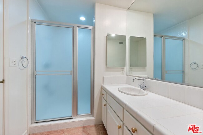 Building Photo - 1220 S Roxbury Dr