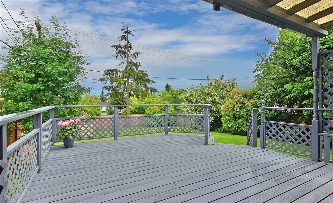 Deck with view - 1027 Lombard Ave