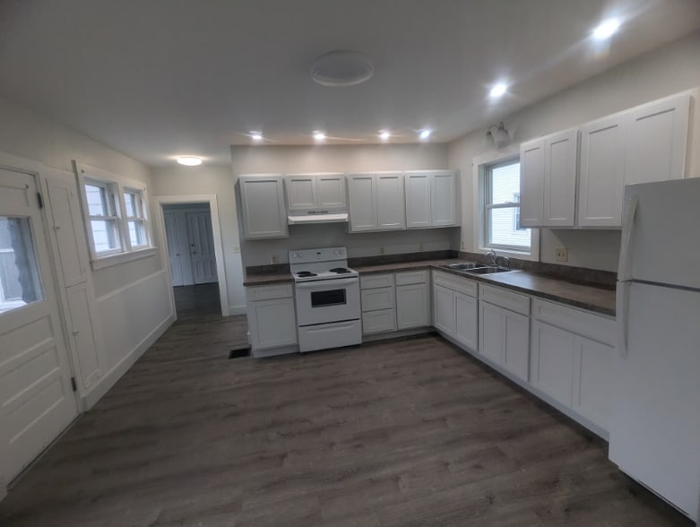 Building Photo - 201 Division St