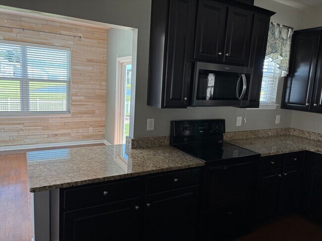 Building Photo - Great 4-Bedroom, 3-Bath