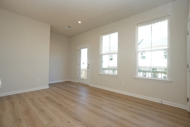 Building Photo - A large spacious home in Arbor St!