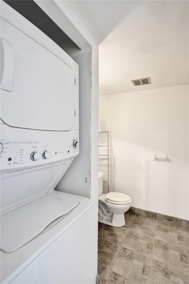 Building Photo - 4152 Inverrary Dr