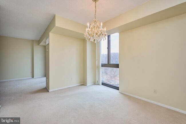 Building Photo - 2300 Pimmit Dr