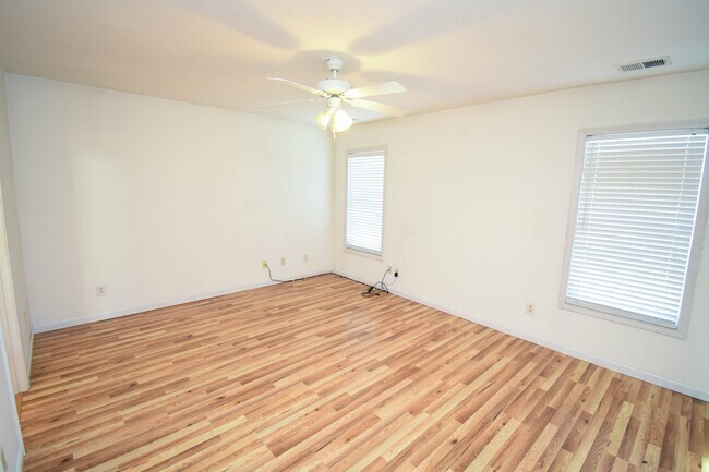 Building Photo - 717 W Perry Rd