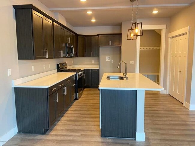 Building Photo - South Anchorage 3 Bedroom Duplex!