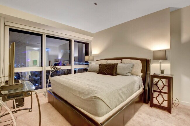 Building Photo - 4471 Dean Martin Dr
