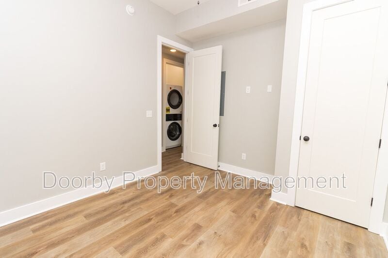 Building Photo - 905 W 39th St