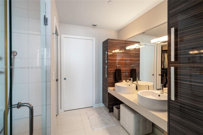 Building Photo - 2020 N Bayshore Dr