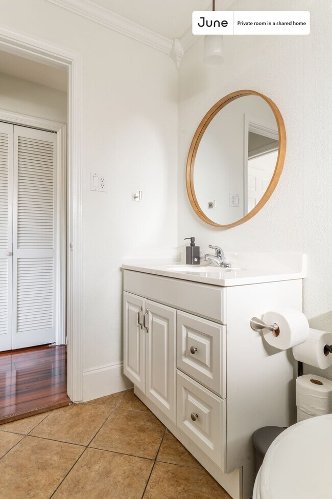 Building Photo - Room in Shared 4 bed/2 bath home