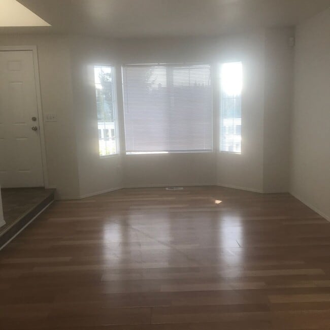Building Photo - 4-Bed, 2 Bath home w/2-car garage in Federal Way, $3,300/mo.