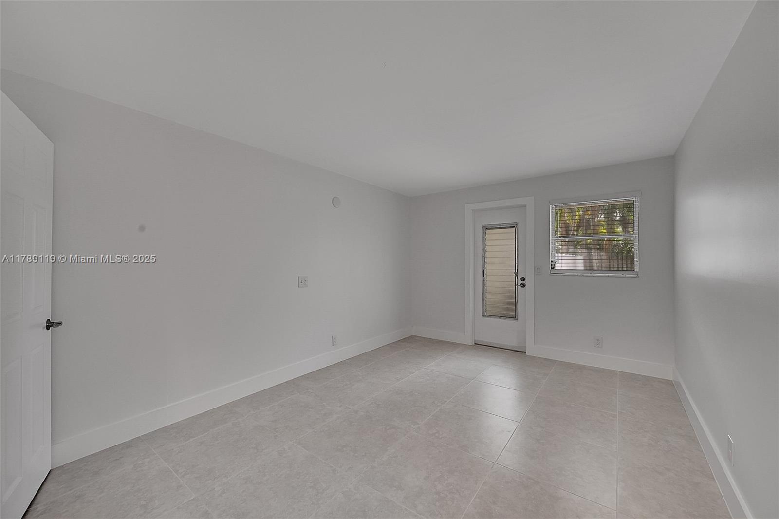 Building Photo - 810-810 SW 12th Ct