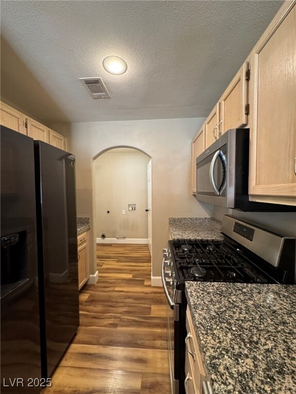 Building Photo - 910 Elegant Coral Ave